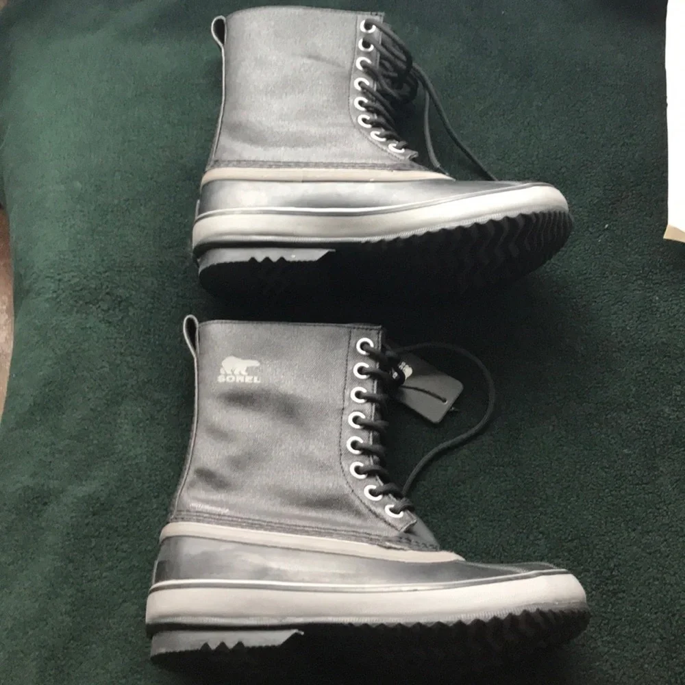 NWT Sorel 1964 CVS boot black size 6 or 8 Warm